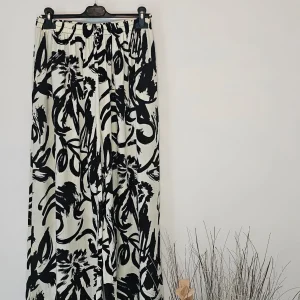 AVP PASSION Pantalon fleuri femme viscose écru confortable et stylé