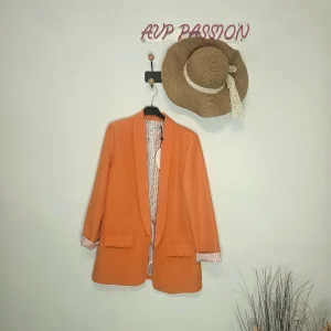 AVP PASSION Blazer Femme Élégant Orange Doux à Manches Longues Coupe Droite avec Doublure Rayée & Fausses Poches Avant – Tissu Léger et Confortable – Look Chic Décontracté