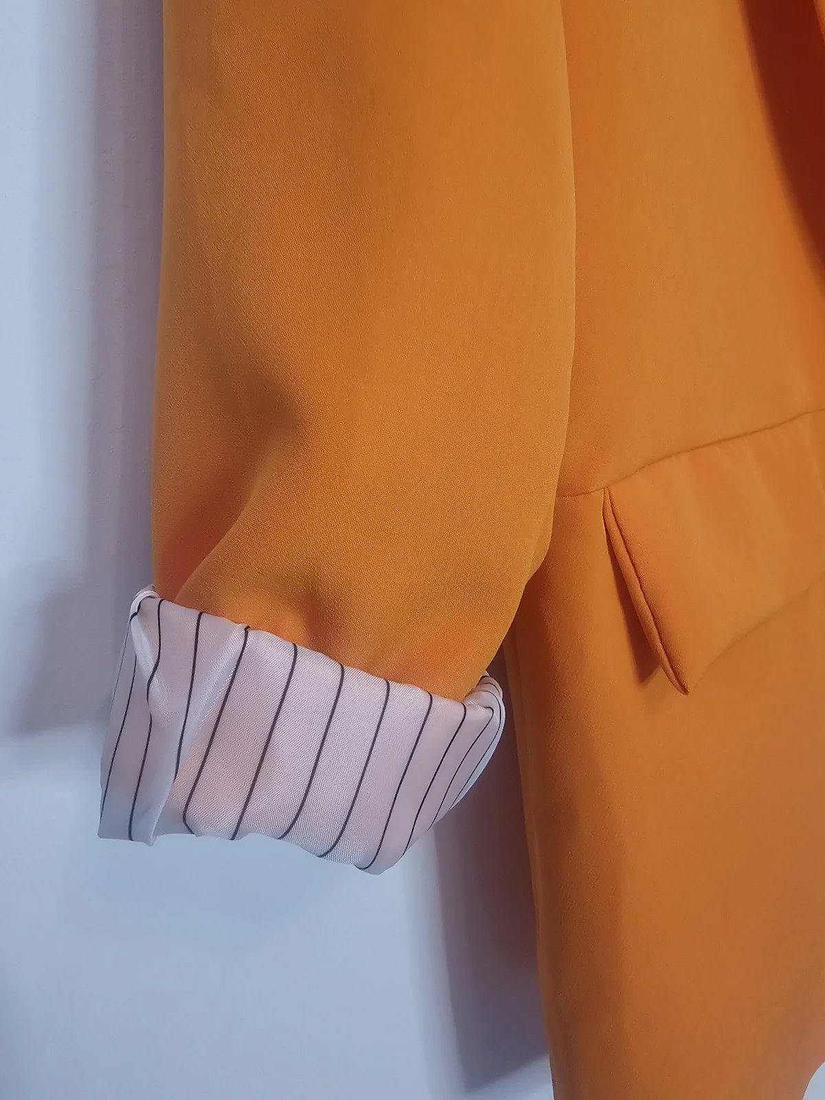 AVP PASSION Blazer Femme Élégant Orange Doux à Manches Longues Coupe Droite avec Doublure Rayée & Fausses Poches Avant – Tissu Léger et Confortable – Look Chic Décontracté – Image 5